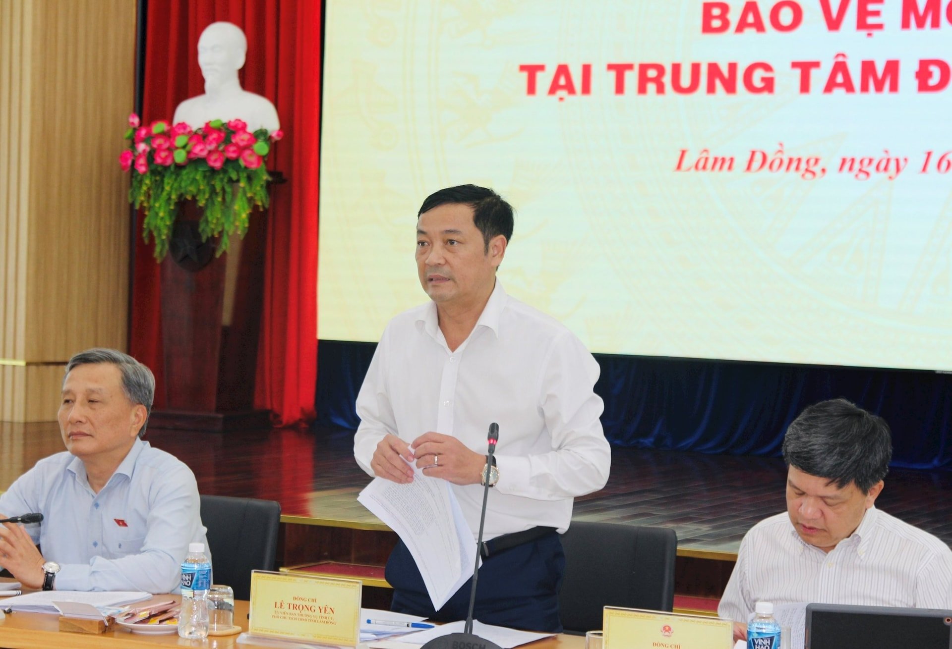 អនុប្រធានគណៈកម្មាធិការប្រជាជនខេត្ត លោក Le Trong Yen រាយការណ៍នៅក្នុងកិច្ចប្រជុំការងារ