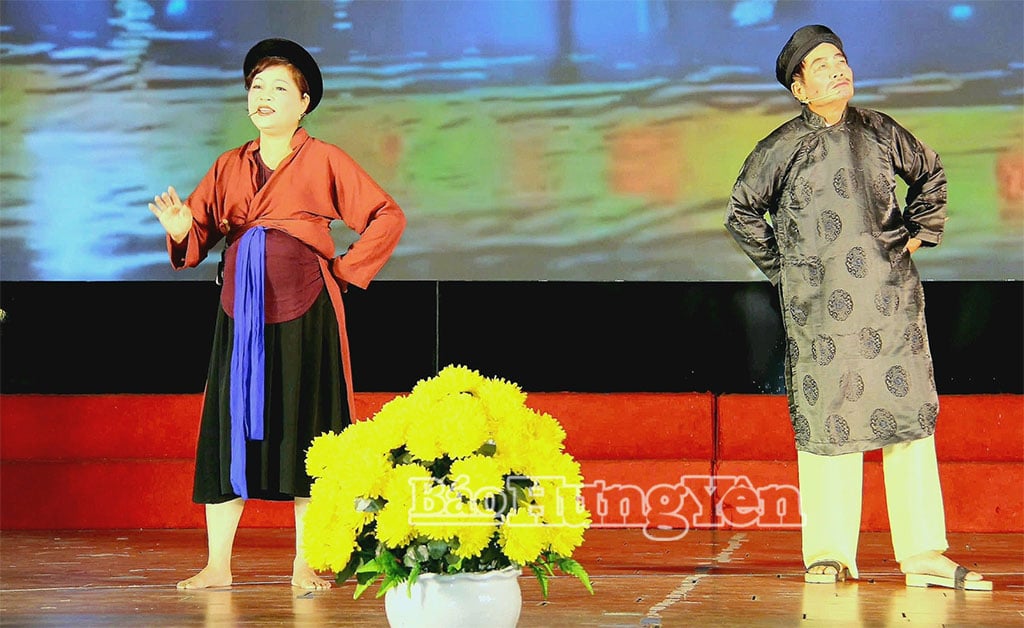 ការសម្តែងនៅមហោស្រពរបស់វិចិត្រករឃុំ Dong Tien Hung។