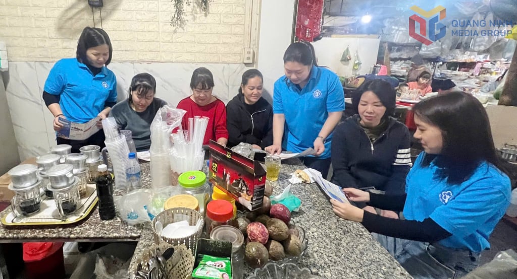 មន្ត្រីធានារ៉ាប់រងសង្គមខេមផា កៀរគរអាជីវករតូចតាចក្នុងវួដខេមផា ដើម្បីចូលរួមក្នុងការធានារ៉ាប់រងសង្គមដោយស្ម័គ្រចិត្ត។