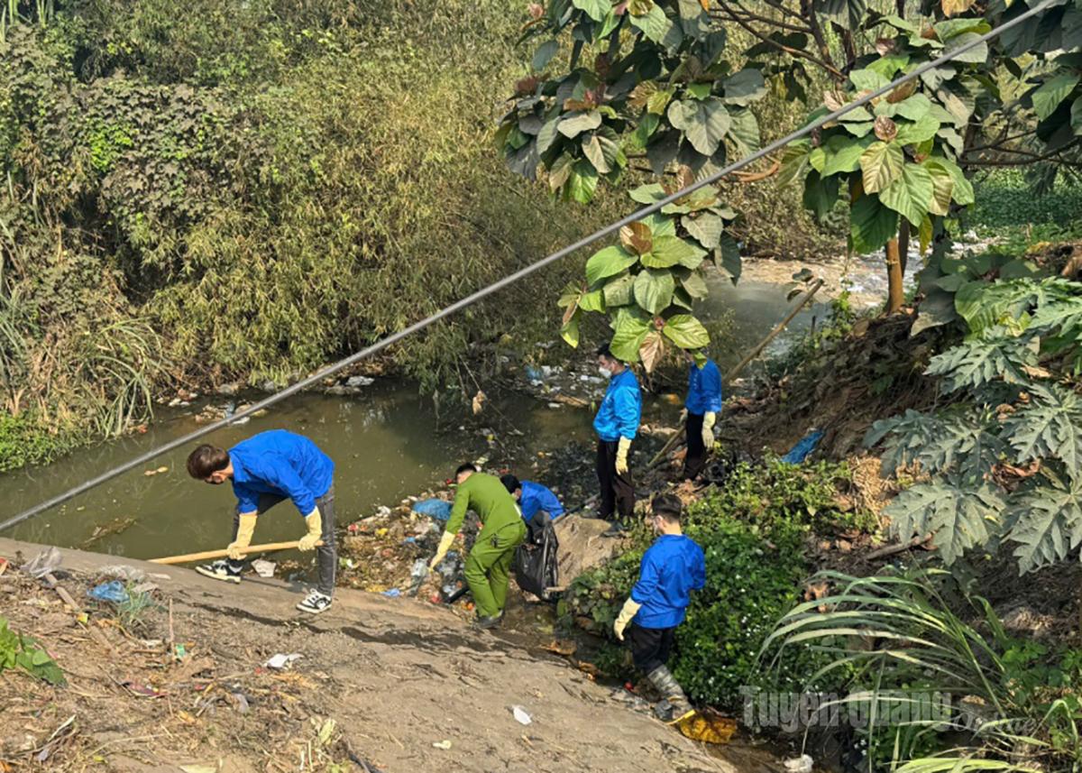 សមាជិក​សម្ព័ន្ធ​យុវជន​នៃ​វួដ Binh Thuan ប្រមូល​សំរាម និង​សម្អាត​ទឹក​ហូរ​កាត់​តំបន់។
