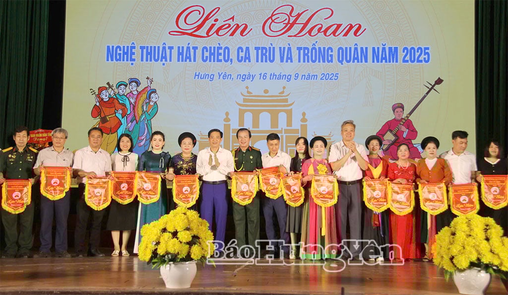 គណៈកម្មាធិការ​រៀបចំ​ពិធី​ប្រគល់​ទង់​វត្ថុ​អនុស្សាវរីយ៍​ដល់​ឃុំ​សង្កាត់​ដែល​ចូលរួម​ក្នុង​ពិធីបុណ្យ​នេះ​។