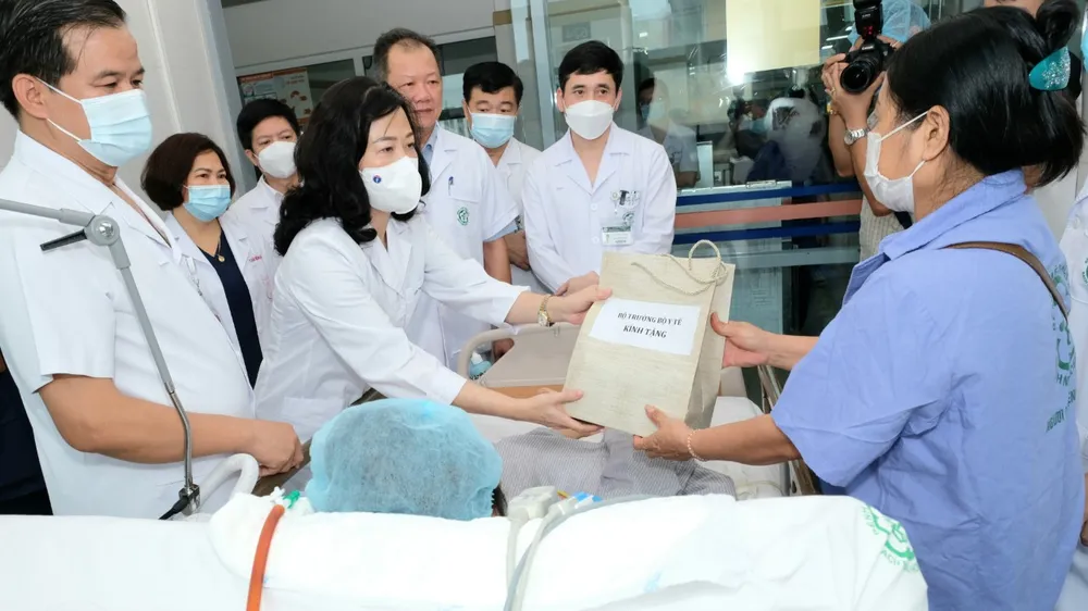 Bộ trưởng Bộ Y tế động viên, tặng quà bệnh nhân ở Bệnh viện Bạch Mai.jpg