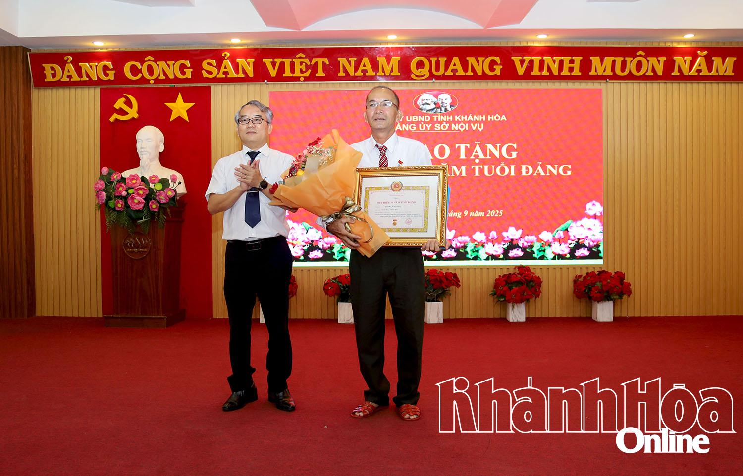 ថ្នាក់ដឹកនាំគណៈកម្មាធិការបក្សនៃនាយកដ្ឋានកិច្ចការផ្ទៃក្នុងបានប្រគល់ផ្លាកសញ្ញាសមាជិកបក្សរយៈពេល៣០ឆ្នាំ ជូនសមាជិកបក្ស Ho Xuan Binh។
