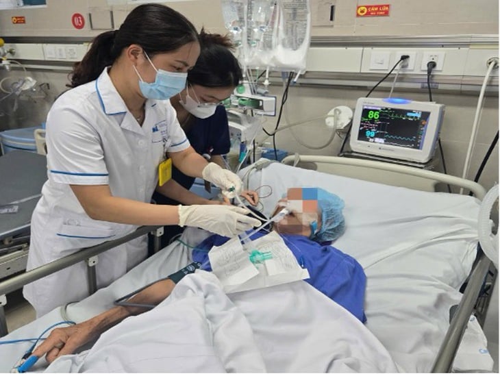 Uống chai ‘nước ngọt’, cụ bà nhập viện nguy kịch vì ngộ độc methadone - Ảnh 1.