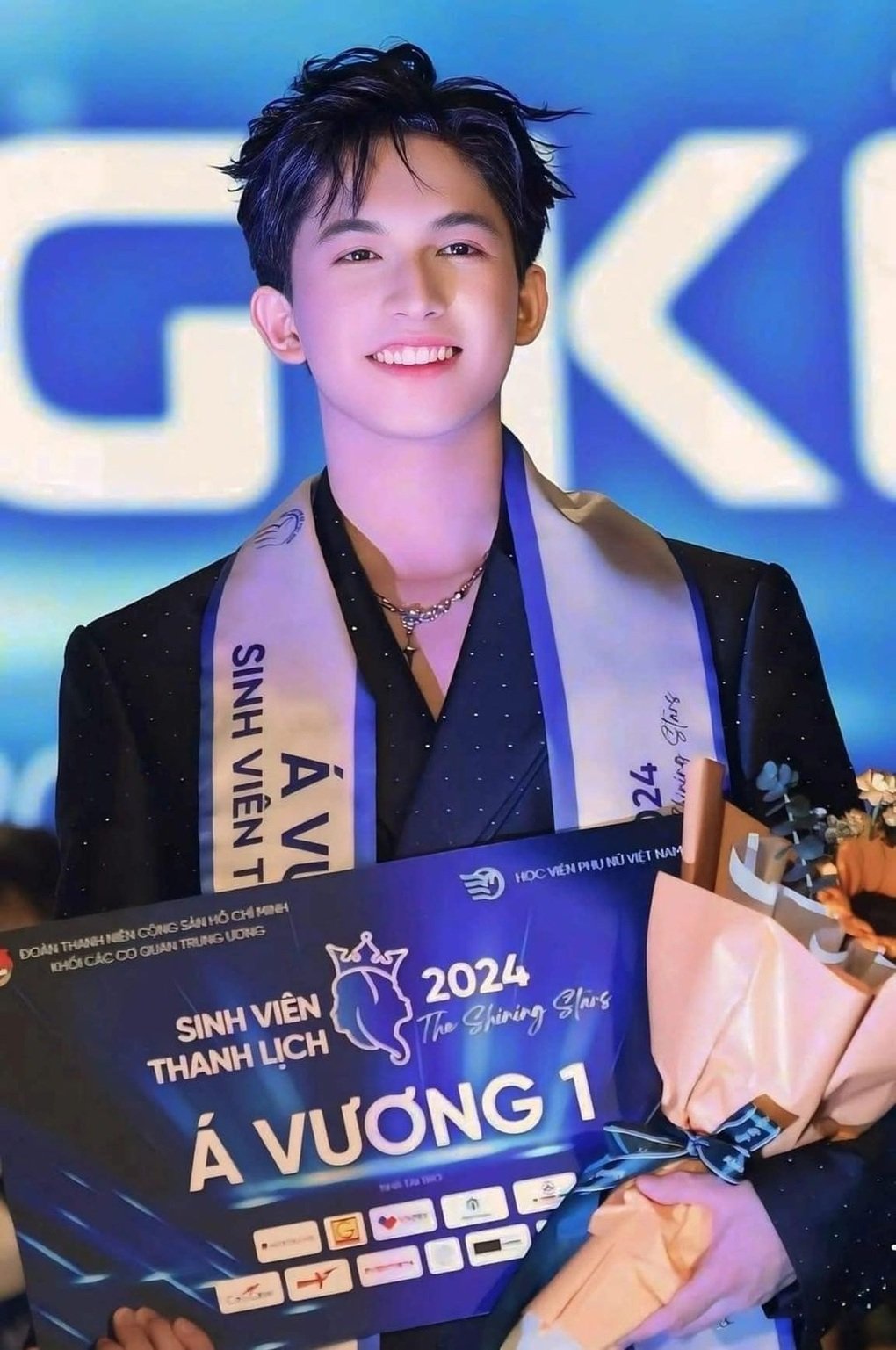 Student, který kdysi způsobil rozruch svou pohledností, promoval s vyznamenáním - 1