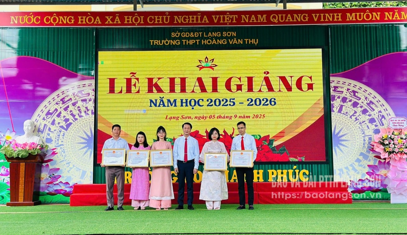 គ្រូបង្រៀនឆ្នើមនៃវិទ្យាល័យ Hoang Van Thu បានទទួលប័ណ្ណសរសើរពីគណៈកម្មាធិការប្រជាជនខេត្តក្នុងពិធីបើកបវេសនកាលឆ្នាំសិក្សាថ្មី។