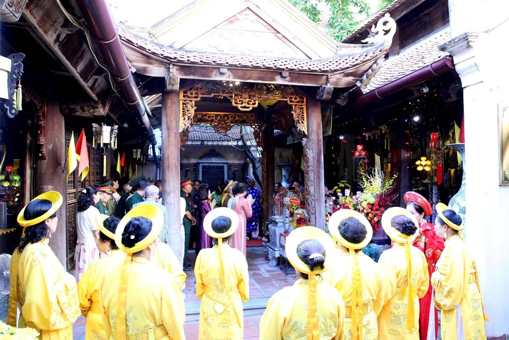 អុជធូបរំលឹកខួបលើកទី 908 នៃការសោយទិវង្គតរបស់អធិរាជ Dowager Nguyen Phi Y Lan - រូបថតទី 5