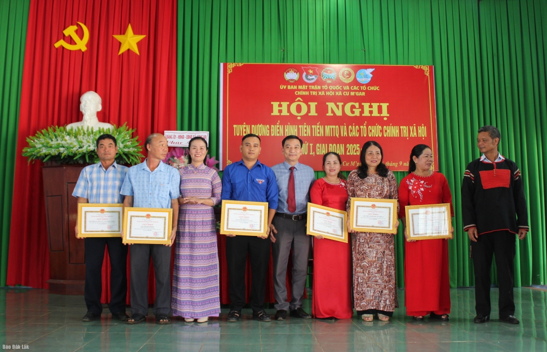 តំណាងថ្នាក់ដឹកនាំឃុំ Cu M'gar ប្រគល់ប័ណ្ណសរសើរដល់សមូហភាព និងបុគ្គលដែលមានស្នាដៃឆ្នើមក្នុងការអនុវត្តចលនាត្រាប់តាមស្នេហាជាតិ ដំណាក់កាល ២០២០ - ២០២៥។