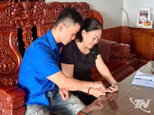 លោក Nguyen Quang Huy ណែនាំសមាជិកបក្សក្នុងក្រឡាបក្សដើម្បីដំឡើងហត្ថលេខាឌីជីថល។