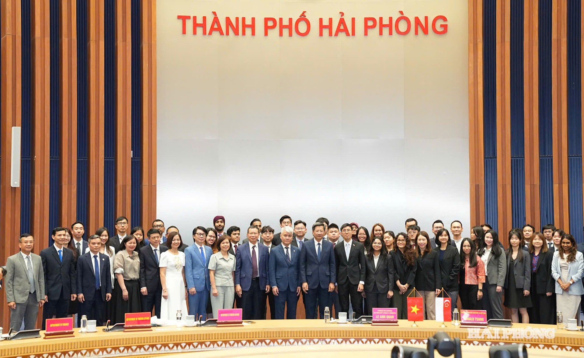 Comrade Le Anh Quan, Permanent Vice Chairman of the City People's Committee and the working delegation