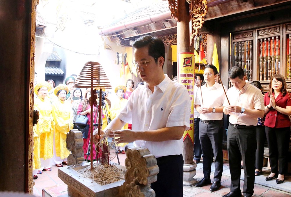 អុជធូបរំលឹកខួបលើកទី 908 នៃការសោយទិវង្គតរបស់អធិរាជ Dowager Nguyen Phi Y Lan - រូបថត 1