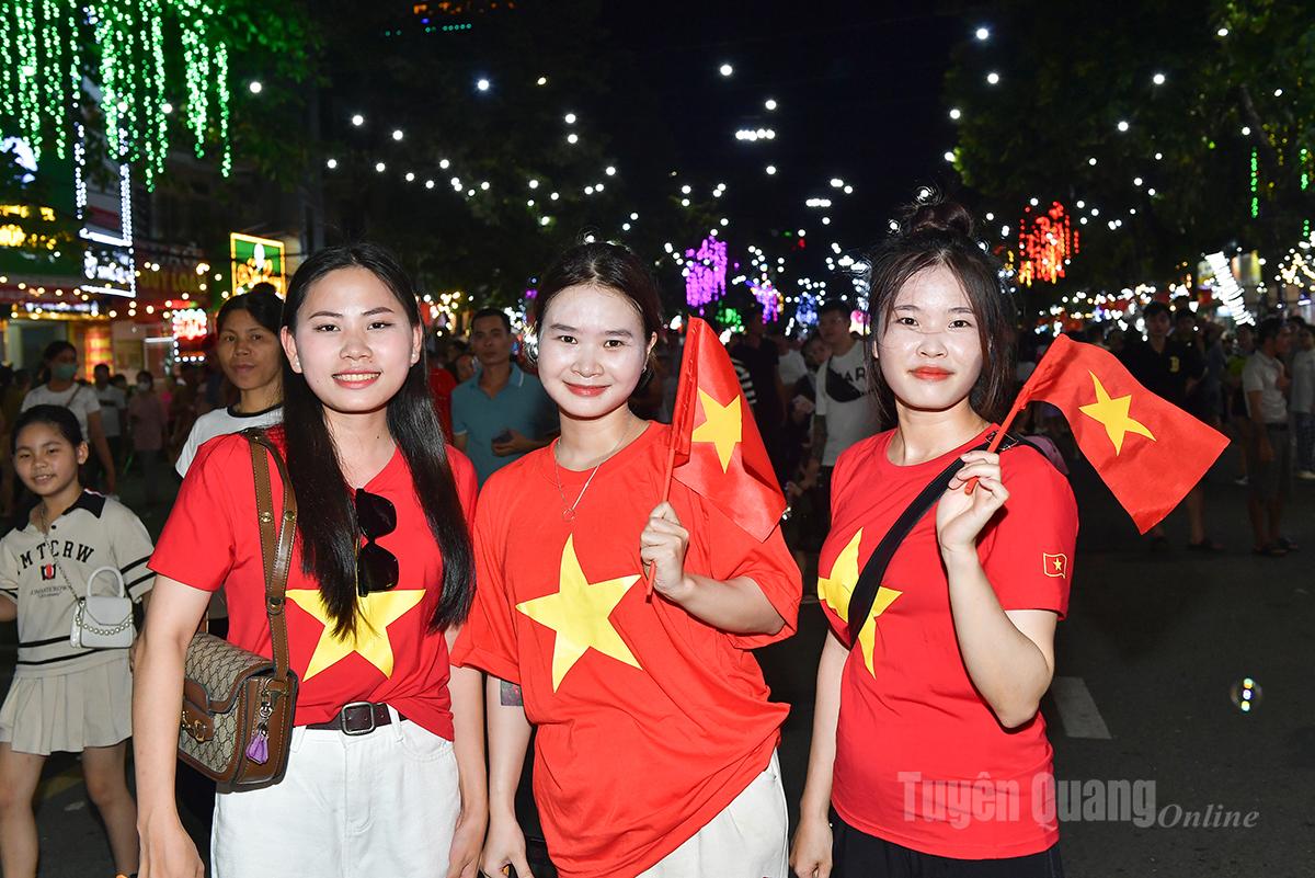 ភាពសប្បាយរីករាយរបស់ភ្ញៀវទេសចរពេលមកចូលរួមពិធីបុណ្យ Thanh Tuyen។