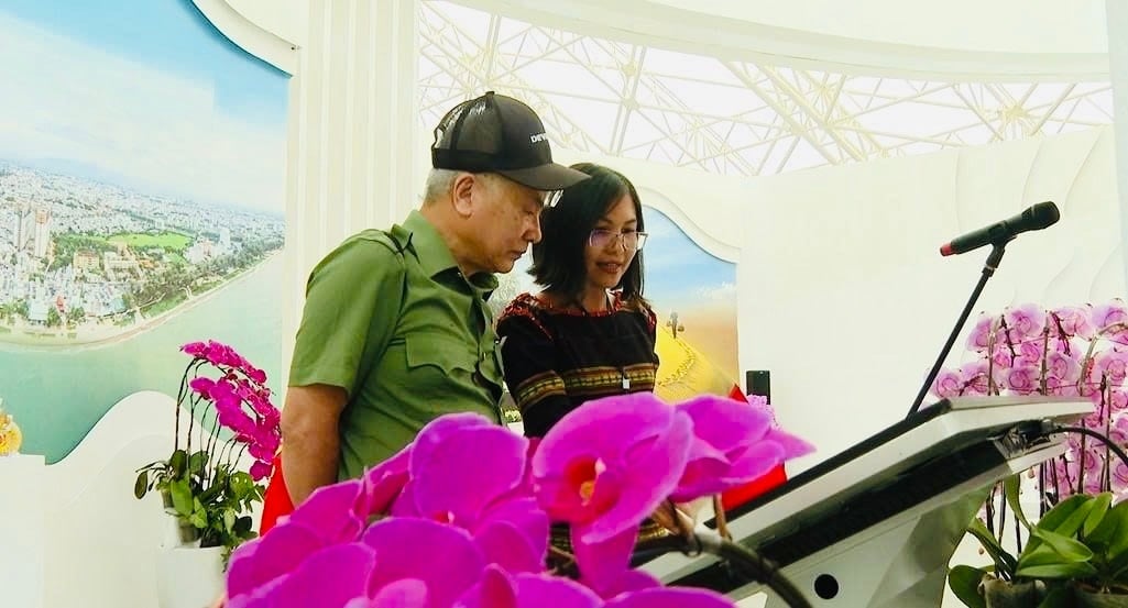 Du khách đến thăm quan không gian triển lãm của tỉnh