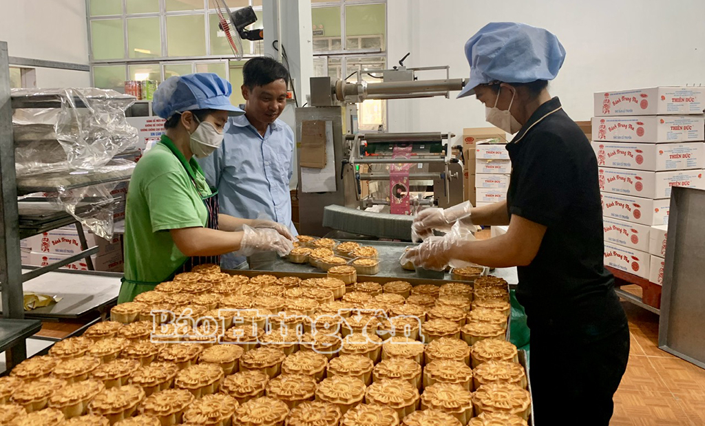 ផលិតនំព្រះខែនៅក្រុមហ៊ុន Thien Duc Specialty Confectionery Company Limited ឃុំ Dong Hung។