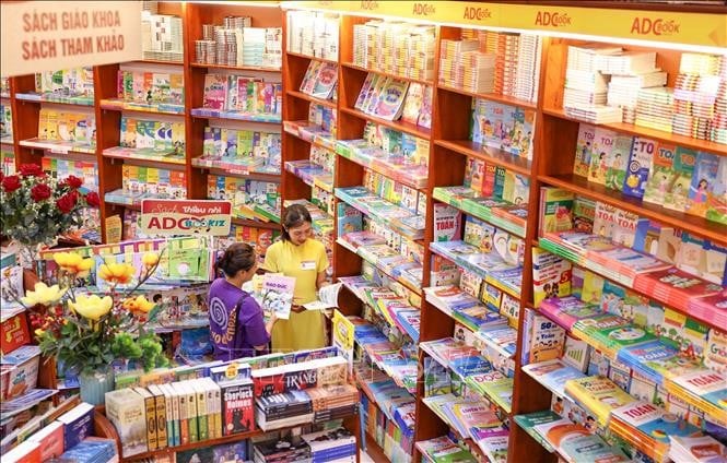 Lựa chọn sách giáo khoa tại hệ thống nhà sách của Nhà xuất bản Giáo dục Việt Nam.