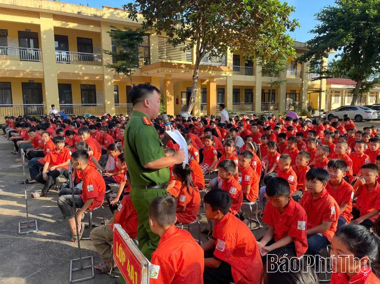 ថន ថង ឃោសនា​ច្បាប់​ដល់​ប្រជាពលរដ្ឋ​ជាង ៥០០​នាក់។