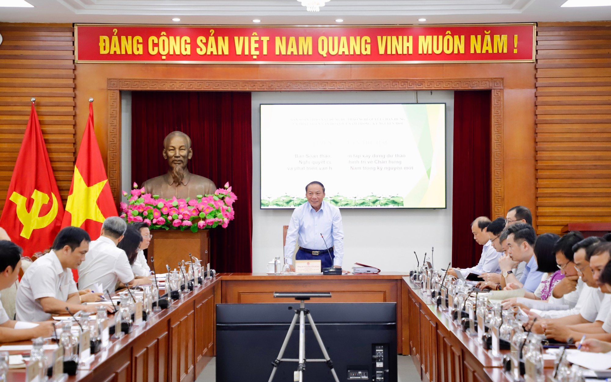 រដ្ឋមន្ត្រី លោក Nguyen Van Hung៖ សេចក្តីព្រាងសេចក្តីសម្រេចចិត្តរបស់ការិយាល័យនយោបាយស្តីពីការរស់ឡើងវិញ និងអភិវឌ្ឍន៍វប្បធម៌វៀតណាមក្នុងយុគសម័យថ្មី មានសកម្មភាពតម្រង់ទិសយ៉ាងខ្លាំង។