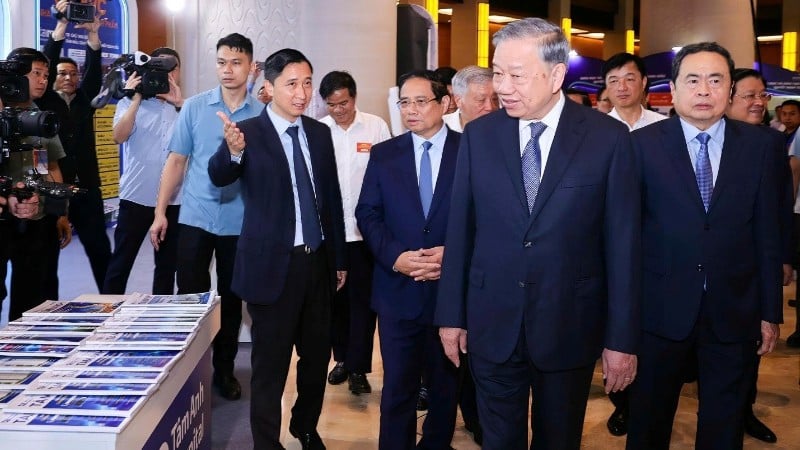លោក Ngo Chi Dung ប្រធានក្រុមប្រឹក្សាភិបាលនៃប្រព័ន្ធមន្ទីរពេទ្យទូទៅ Tam Anh វ៉ាក់សាំង VNVC បានណែនាំដល់អគ្គលេខាធិកា To Lam និងថ្នាក់ដឹកនាំជាន់ខ្ពស់នៃបក្ស និងរដ្ឋអំពីតំបន់បង្ហាញប្រព័ន្ធអេកូ Tam Anh VNVC នៅឯការតាំងពិព័រណ៍។ (រូបថត៖ NHAT BAC)