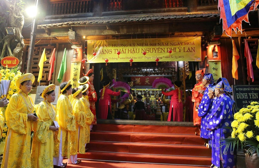 អុជធូបរំលឹកខួបលើកទី 908 នៃការសោយទិវង្គតរបស់អធិរាជ Dowager Nguyen Phi Y Lan - រូបថត 4