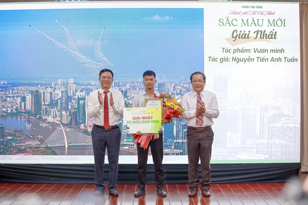 Trao giai nhat - NN.jpg
