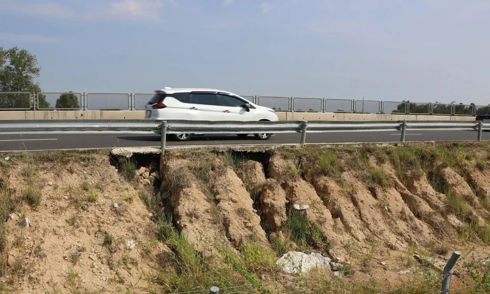ផ្លូវ Vinh Hao - Phan Thiet Expressway បាន​ខូចខាត​គែម​ផ្លូវ​នៅ​សង្កាត់ Ham Liem។
