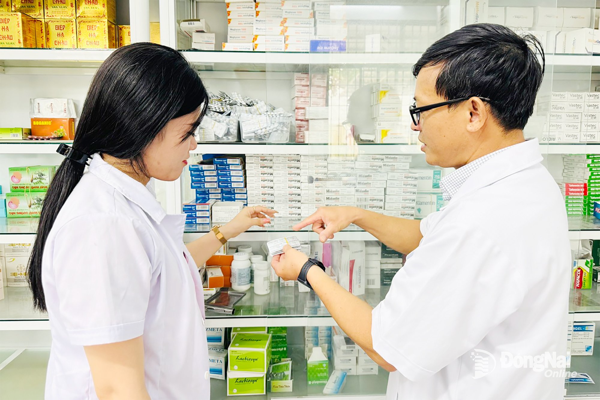 Nhân viên Trạm Y tế xã Phước Thái kiểm tra cơ số thuốc tại trạm phục vụ khám, chữa bệnh cho người dân. Ảnh: Hạnh Dung