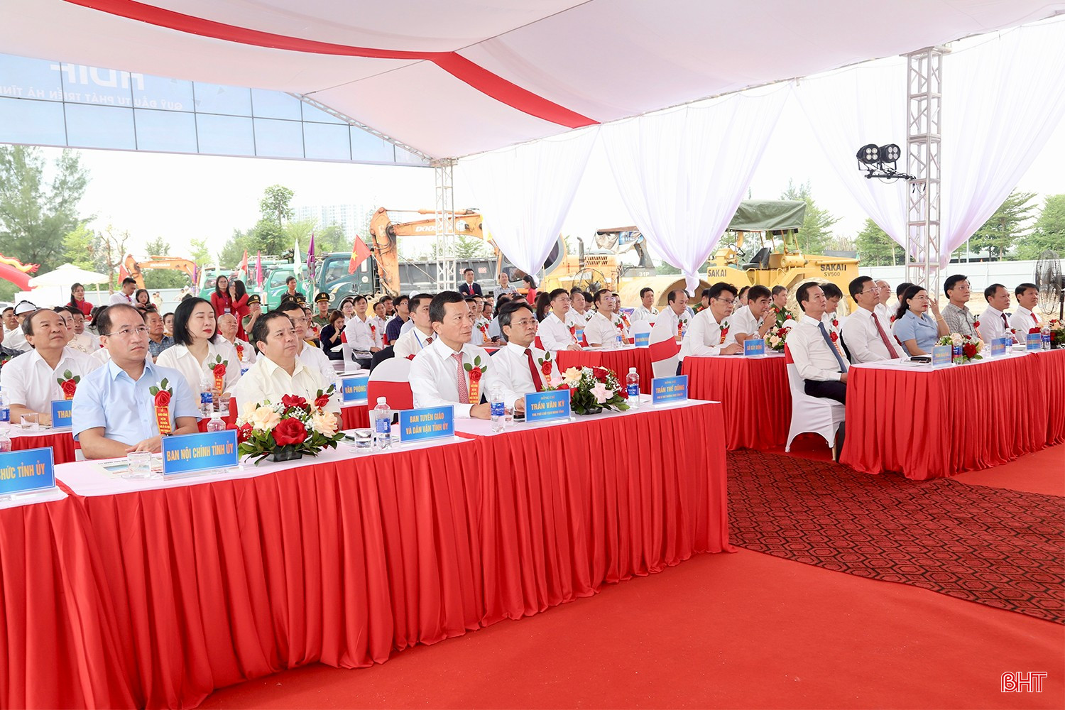 Phó Bí thư Thường trực Tỉnh ủy Trần Thế Dũng và đại biểu tham dự lễ khởi công Dự án thí điểm nhà ở xã hội tại phường Thạch Linh (nay là phường Thành Sen) giai đoạn II.