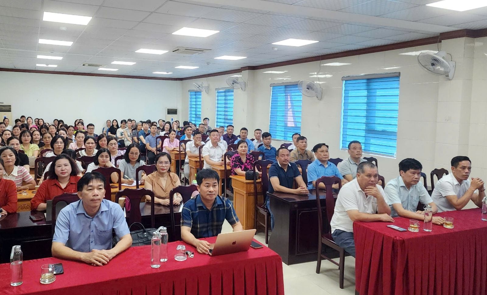 Đại biểu tại điểm cầu thị trấn Xuân An (Nghi Xuân) lắng nghe phát biểu chỉ đạo của Tổng Bí thư Tô Lâm.