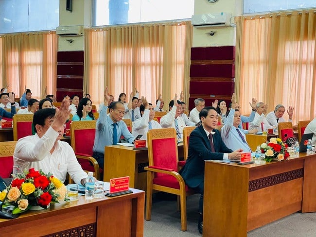 Đại biểu HĐND tỉnh Khánh Hòa bỏ phiếu bầu Chủ tịch UBND tỉnh đối với ông Nguyễn Khắc Toàn