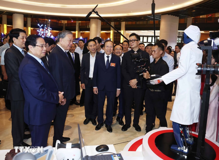 Tổng Bí thư Tô Lâm và các đồng chí lãnh đạo Đảng, Nhà nước tham quan triển lãm “Những thành tựu nổi bật trong ngành y tế và giáo dục.” (Ảnh: Thống Nhất/TTXVN)