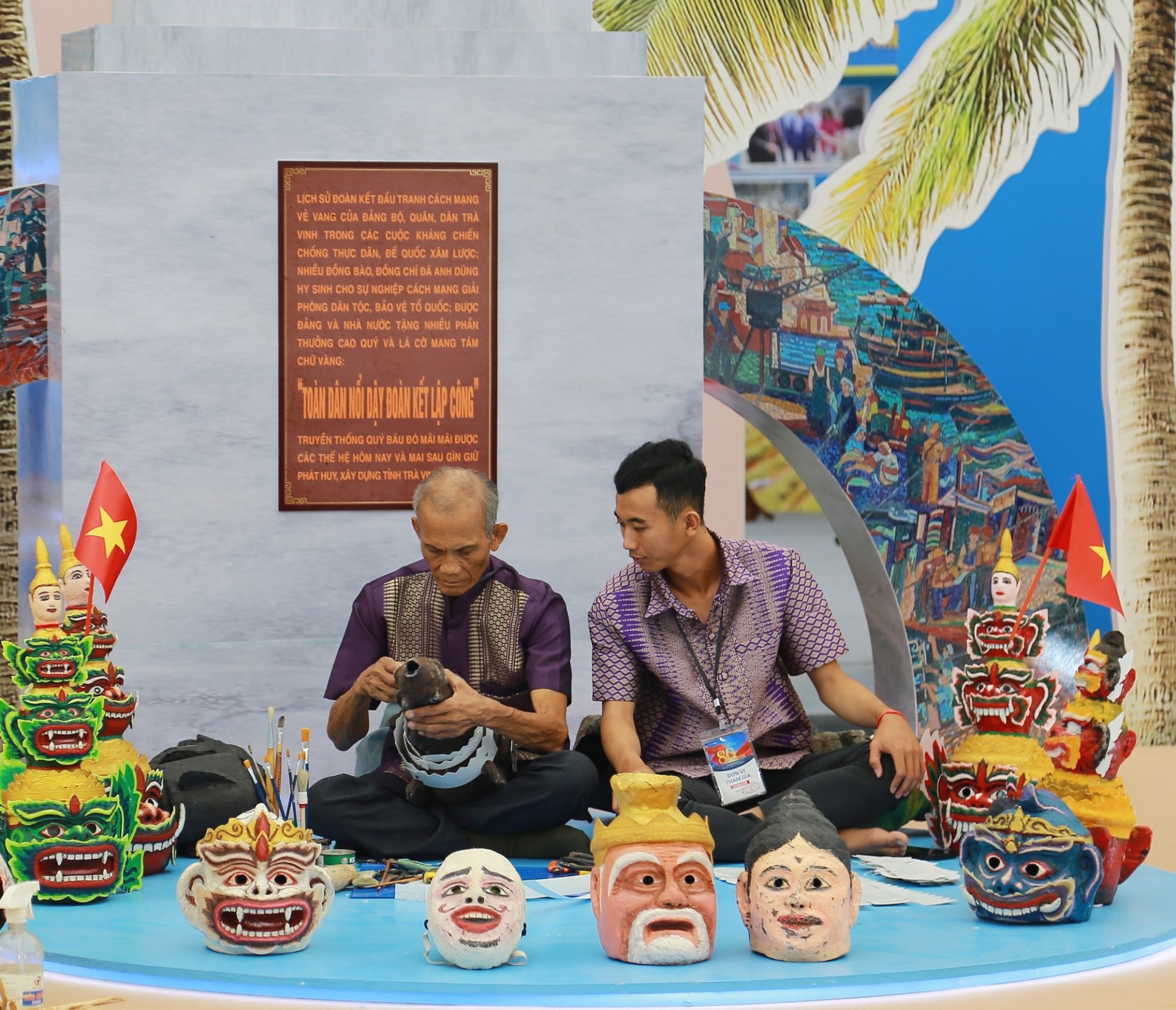 ចូលរួមការតាំងពិព័រណ៌នេះ ខេត្ត Vinh Long បានឧទ្ទេសនាមអំពីលក្ខណៈវប្បធម៌ និងសិល្បៈដ៏វិសេសវិសាល រួមចំណែកផ្សព្វផ្សាយរូបភាពប្រកបដោយភាពស្វាហាប់ សំបូរទៅដោយអត្តសញ្ញាណ តភ្ជាប់សហគមន៍ និងសេចក្តីប្រាថ្នាដើម្បីបញ្ជាក់ជំហររបស់ខ្លួនក្នុងយុគសម័យថ្មី។ រូបថត៖ ង្វៀន ធីញ