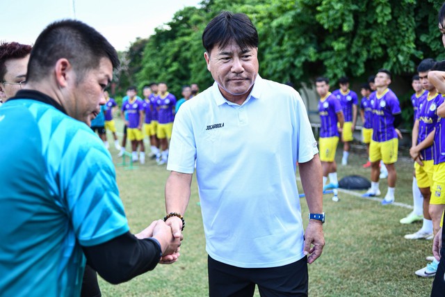 Thầy Nhật nói lời gan ruột chia tay CLB Hà Nội: 'Nếu các cậu muốn đến J-League...' - Ảnh 2.
