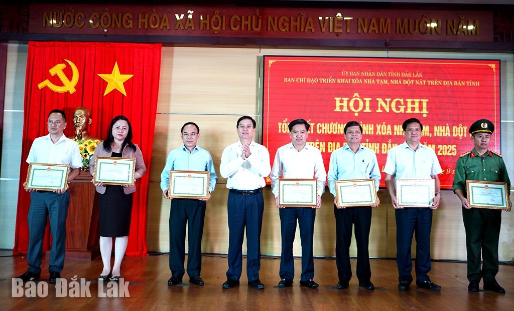 លេខាបក្សខេត្ត Nguyen Dinh Trung ប្រគល់ប័ណ្ណសរសើរដល់សមូហភាព។