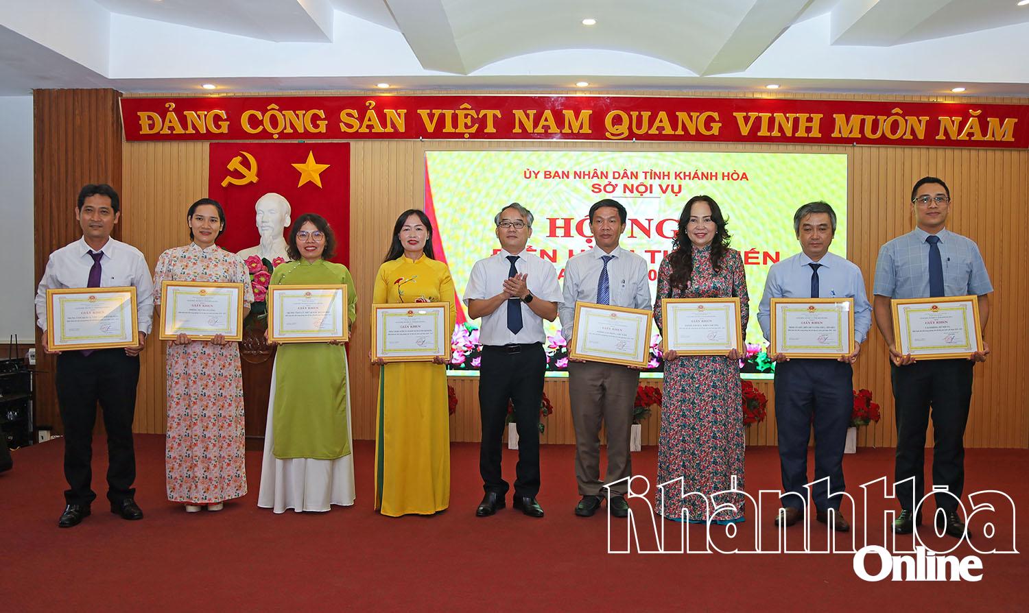 ថ្នាក់​ដឹក​នាំ​ក្រសួង​មហាផ្ទៃ​បាន​ប្រគល់​ប័ណ្ណ​សរសើរ​ដល់​ក្រុម។