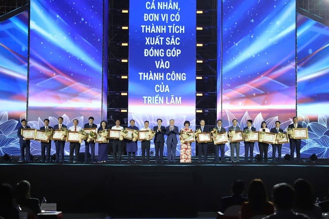 Trao Bằng khen của Thủ tướng cho 36 tập thể có thành tích xuất sắc trong công tác tổ chức và tham gia Triển lãm "80 năm hành trình Độc lập - Tự do - Hạnh phúc"  - Ảnh 3.