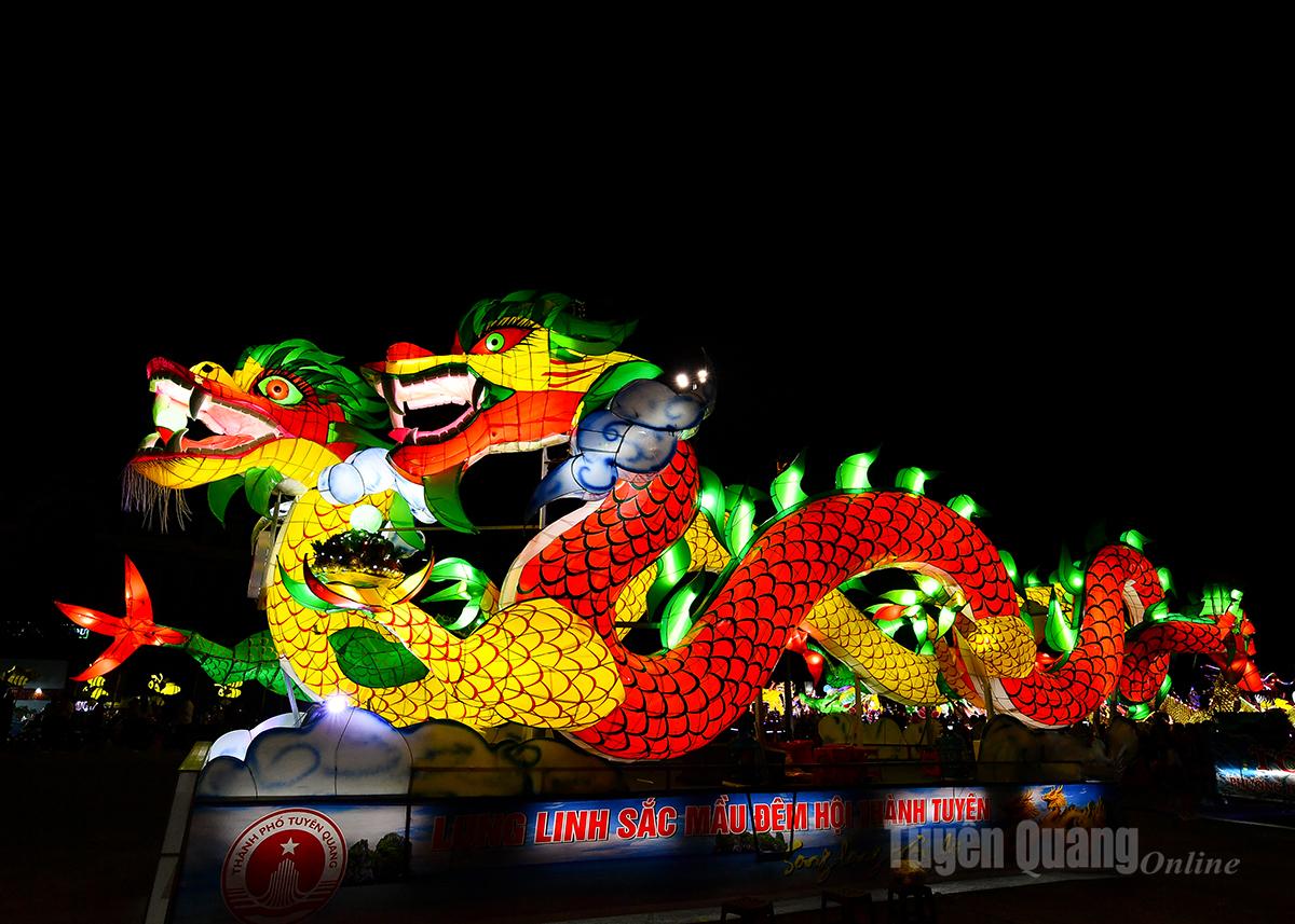 មហោស្រព Thanh Tuyen មានម៉ូដែលស្រស់ស្អាត និងច្នៃប្រឌិតកាន់តែច្រើនឡើង។