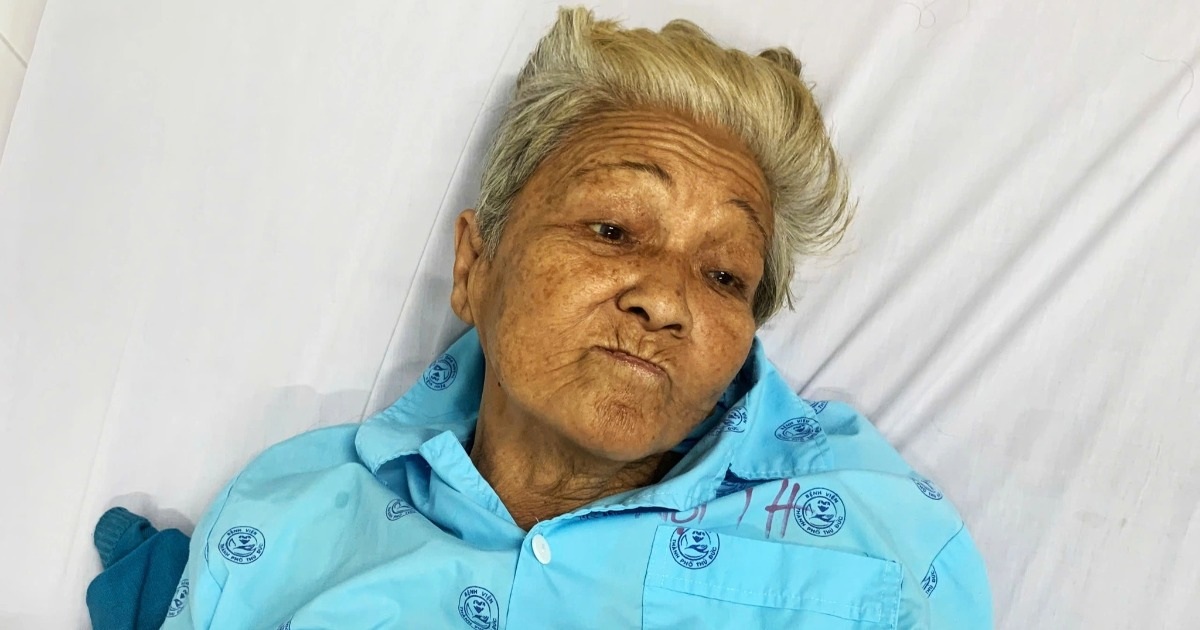 Bà lão bán bắp bệnh nặng phải cấp cứu một mình trong viện, hiện thế nào?