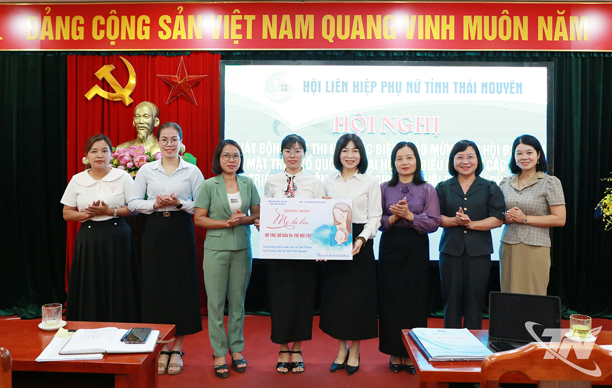 Tinh Thuong Microfinance Organization (TYM - Thai Nguyen Branch), Women Entrepreneurs Association sponsored 4 orphans.