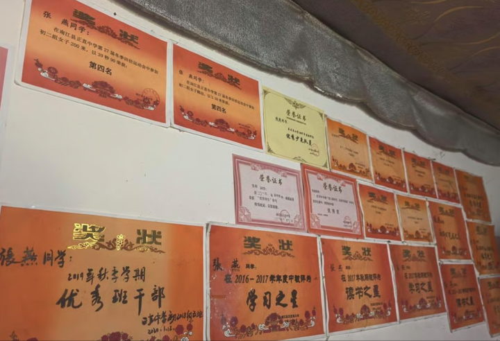Những bức tường trong ngôi nhà đơn sơ của Zhang được treo kín giấy khen thành tích học tập mà cô đã đạt được. (Ảnh: SCMP)