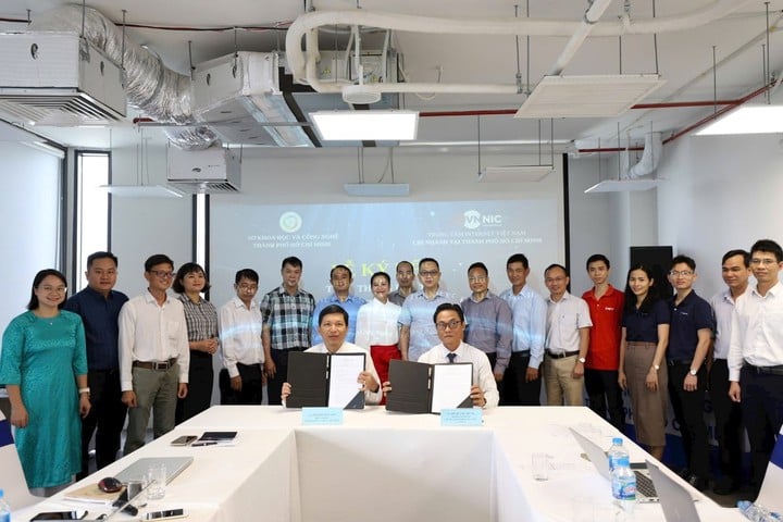 VNNIC và Sở Khoa học và Công nghệ TP.HCM hợp tác đặt mục tiêu 420.000 doanh nghiệp dùng tên miền quốc gia '.vn' - Ảnh 1.