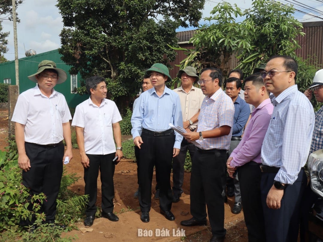 The working delegation listened to the investor report on difficulties in site clearance for the Ho Chi Minh Road Construction Investment Project, the eastern bypass section of Buon Ma Thuot City.