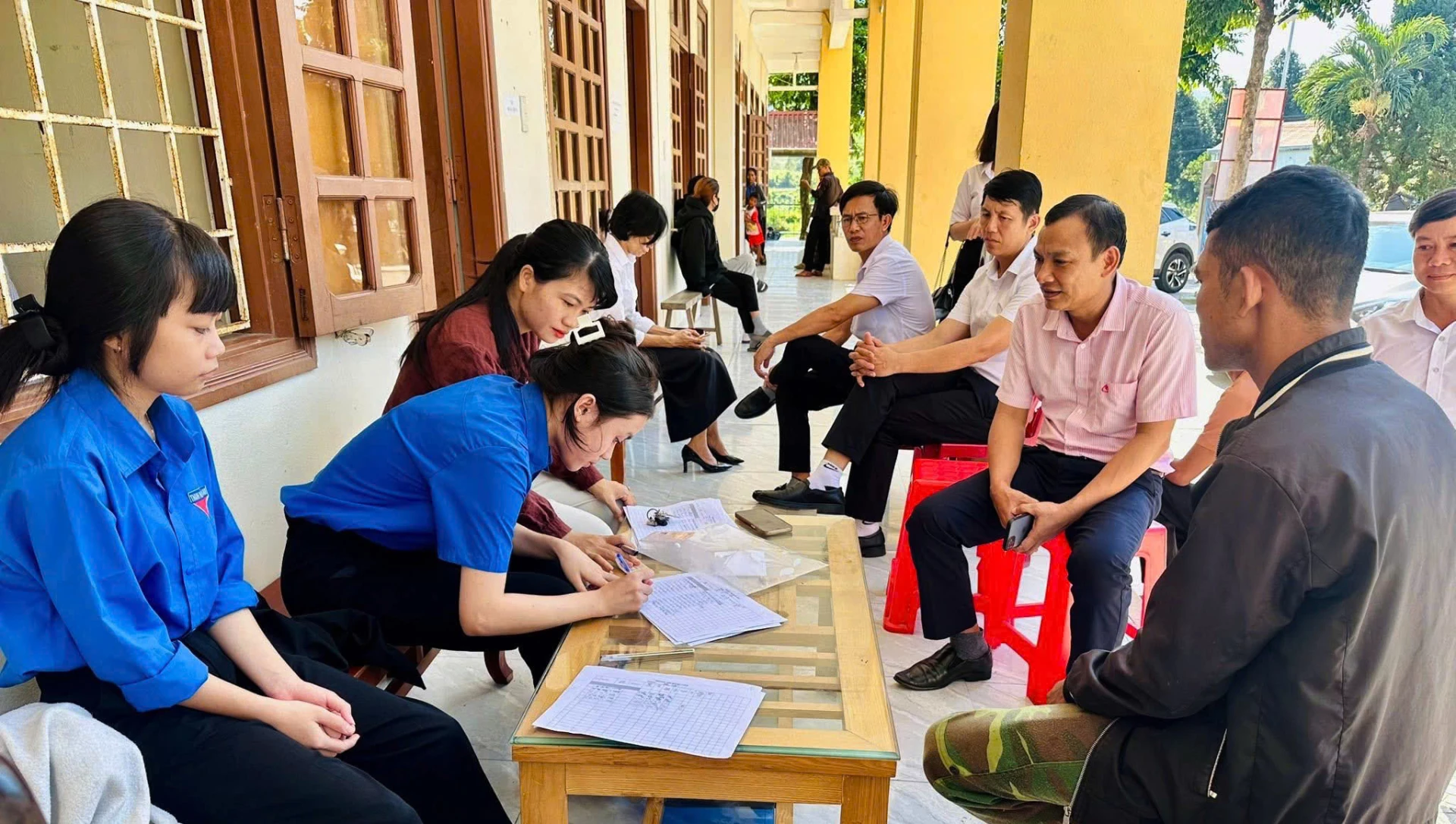 ក្រុមយុវជនស្ម័គ្រចិត្តខេត្ត Quang Tri គាំទ្រប្រជាជនក្នុងការបំពេញការងារឯកសារបន្ទាប់ពីប្រតិបត្តិការរដ្ឋាភិបាលមូលដ្ឋានពីរកម្រិត - រូបថត៖ L.M