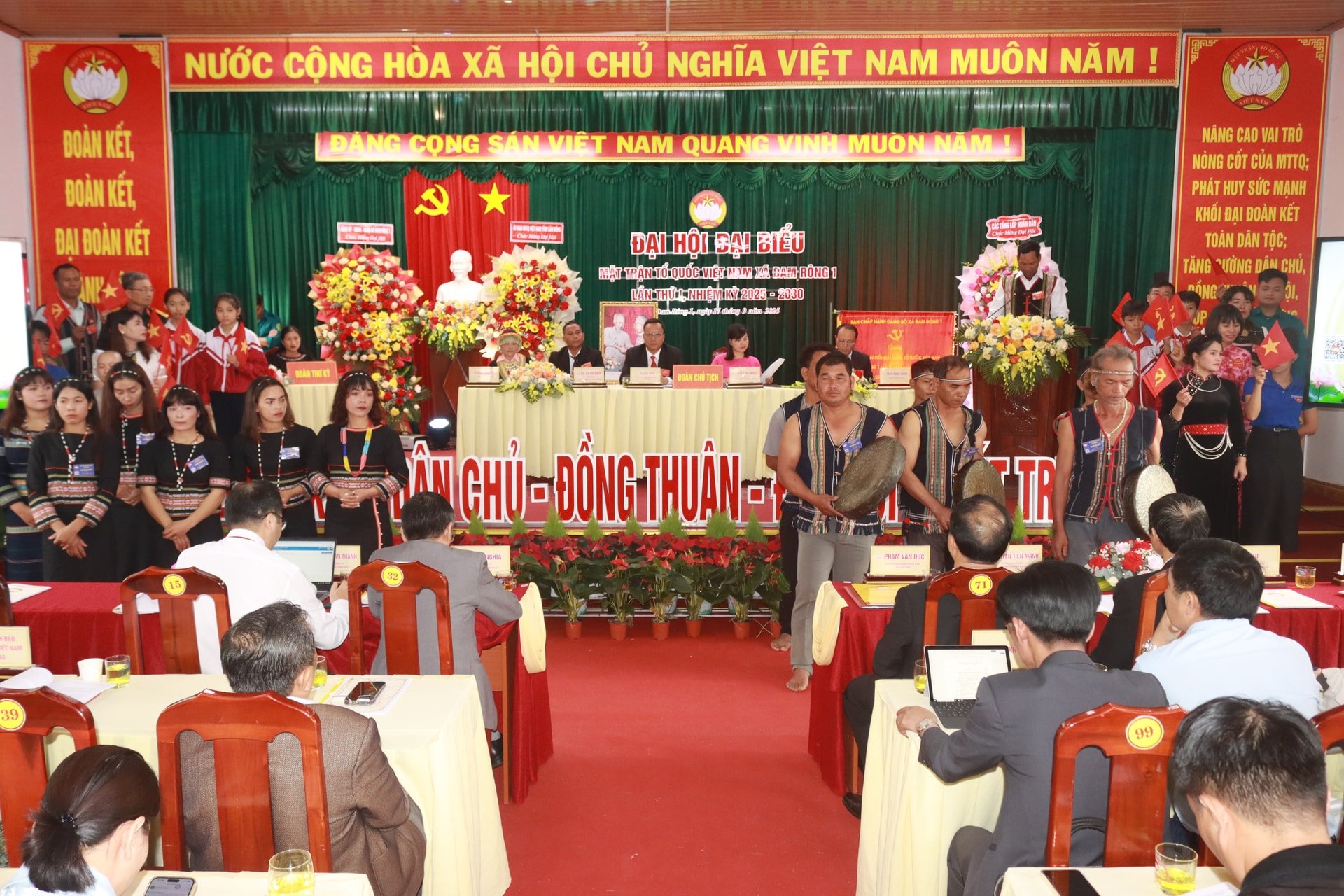 Đoàn đại biểu các dân tộc và thiếu nhi chúc mừng Đại hội