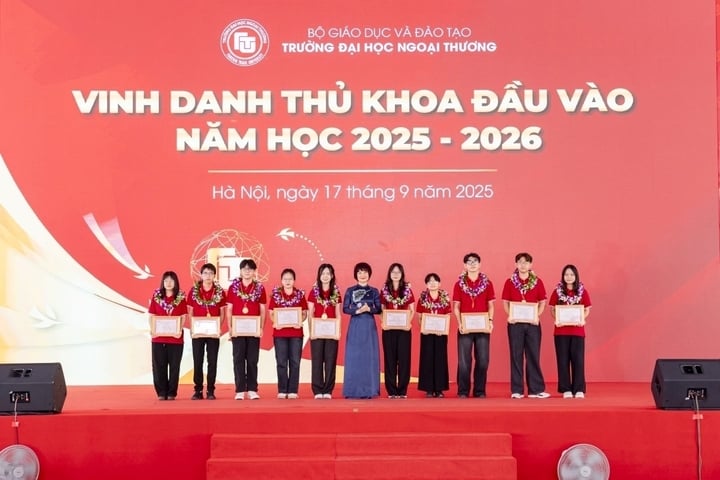 Trường Đại học Ngoại thương vinh danh thủ khoa đầu vào năm học 2025-2026.