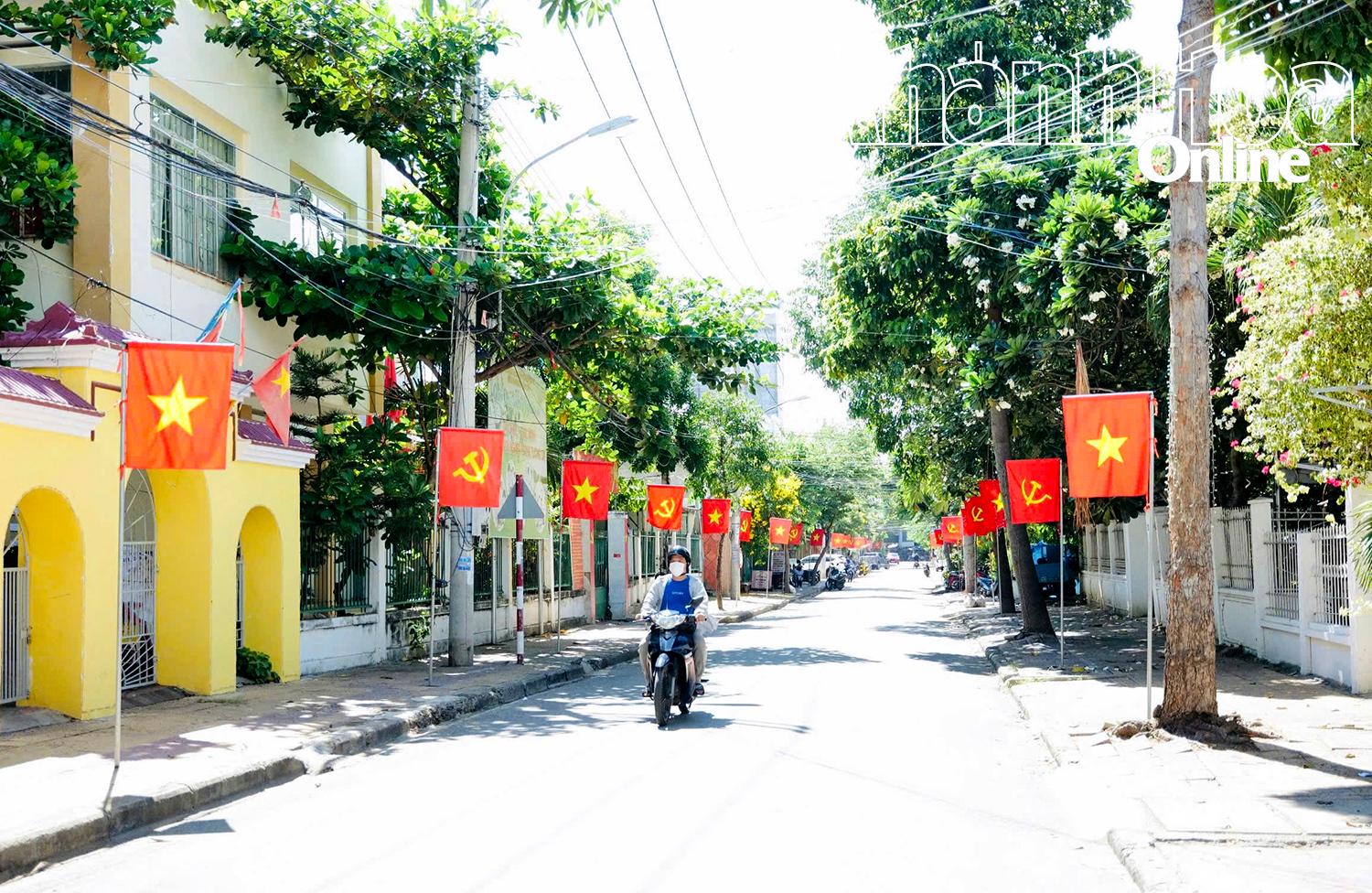 គំរូផ្លូវទង់ជាតិត្រូវបានអនុវត្តដោយគណៈកម្មាធិការរណសិរ្សមាតុភូមិវៀតណាមនៃវួដ Phan Rang។