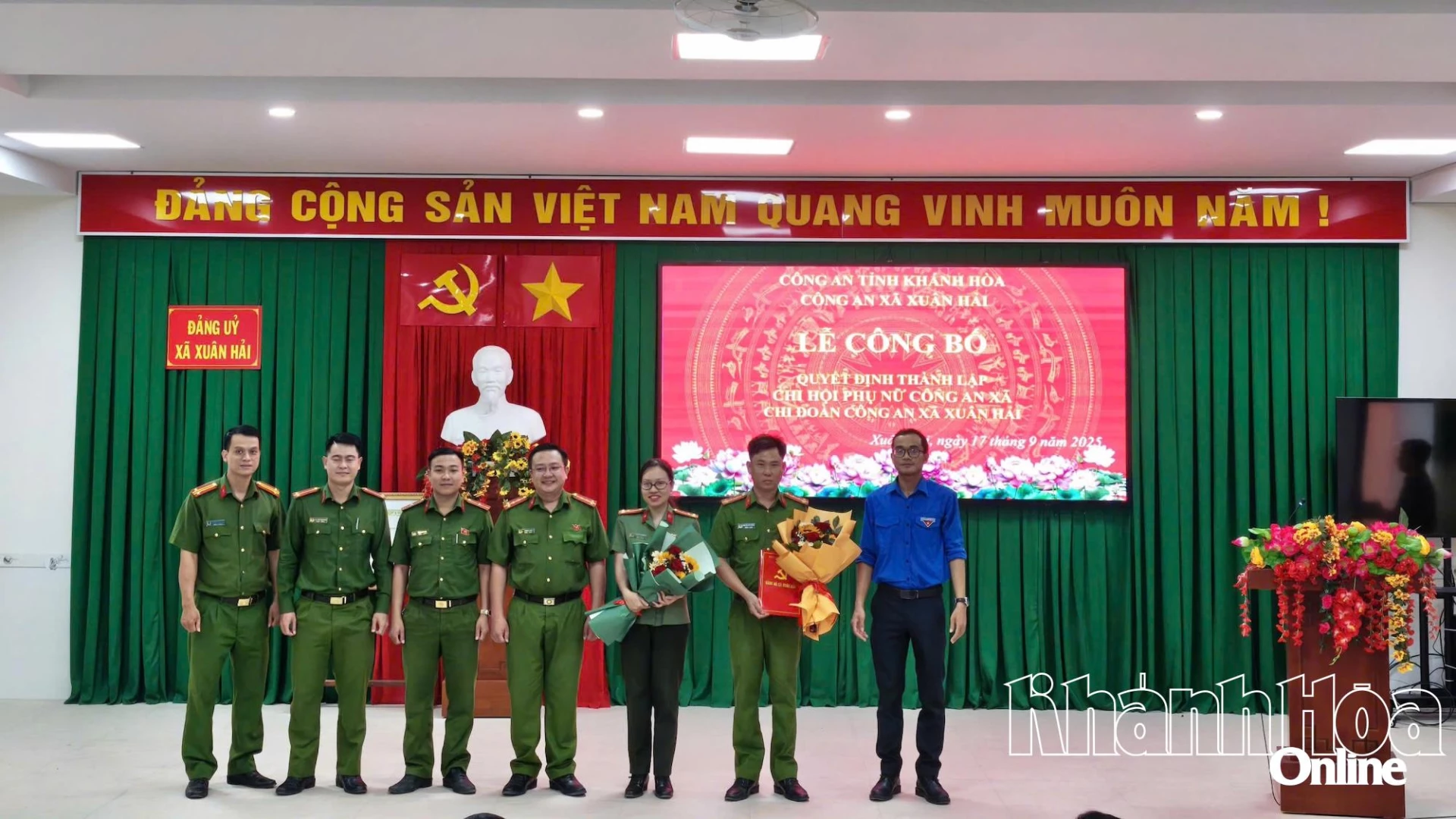 Đoàn xã Xuân Hải trao Quyết định cho Chi đoàn Công an xã.