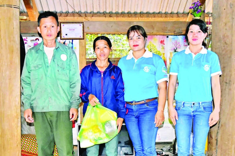 សម្ព័ន្ធនារីឃុំ Ia Toi ខេត្ត Quang Ngai ប្រគល់អំណោយដល់គ្រួសារក្រីក្រ។ (រូបថត៖ nhandan.vn)