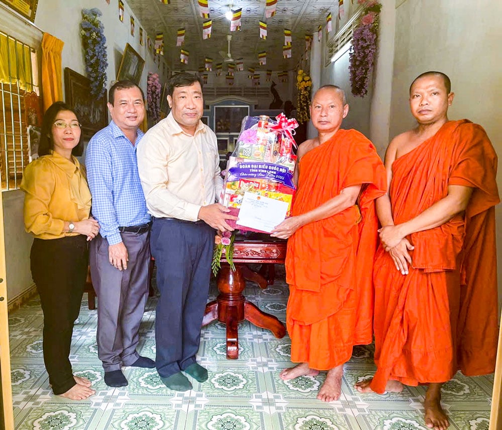 គណៈប្រតិភូបានទៅទស្សនា និងអបអរសាទរវត្ត Hanh Phuc Tang ។
