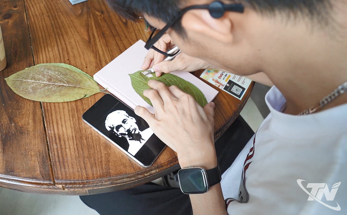  Anh Nguyễn Huân Thanh tỉ mỉ trong từng nét chạm, 
khắc hình ảnh Bác Hồ trên lá cây. 