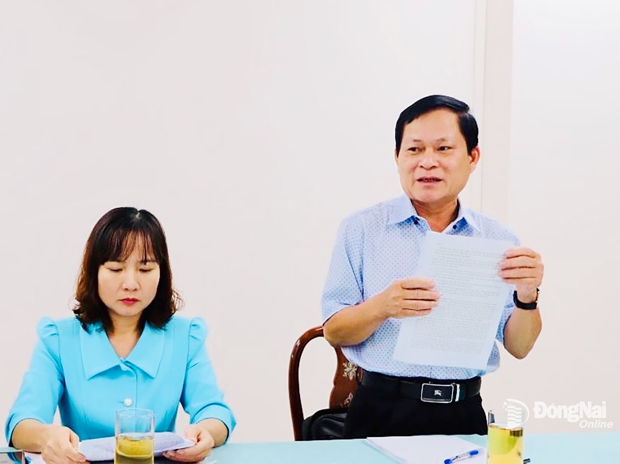 អនុប្រធានទទួលបន្ទុកសម្ព័ន្ធសហករណ៍ Dong Nai លោក Do Phuoc Dung រាយការណ៍នៅកិច្ចប្រជុំ។ រូបថត៖ B.Nguyen
